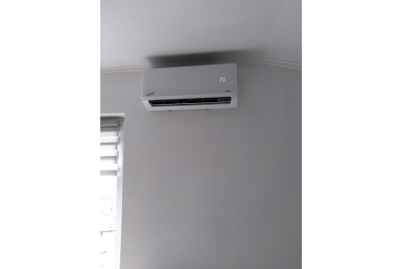 Монтаж спліт системи Neoclima серия Therminator 3.2 Inverter NS/NU-12EHXIw1 у Львові